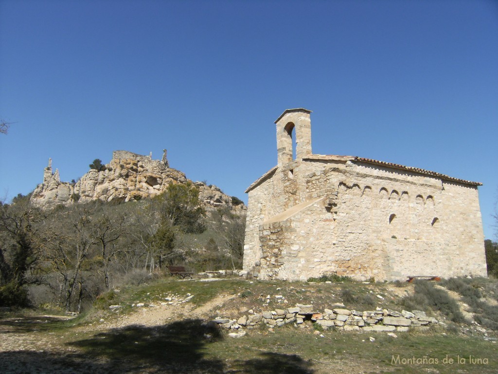 Sant Jaume de Queralt y detrás el Castillo de Queralt